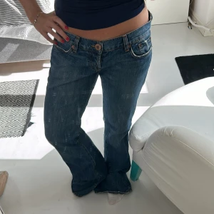 Lågmidjade bootcut jenas  - Midjemått tvärsöver 40cm, Innerbenslängd 86cm!❤️ 