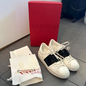 Valentino skor  - Kollar intresse för mina ”open” valentino garavani skor, storlek 37,5. Täcken på användning finns men  mycket fint skick som ni ser på bilden, sparsamt använda. 🥰Box, dustbags, extra skosnören ect. medföljer. Har även ett digitalt kvitto som jag kan skicka bild på, hör av dig vid intresse🛍️ 