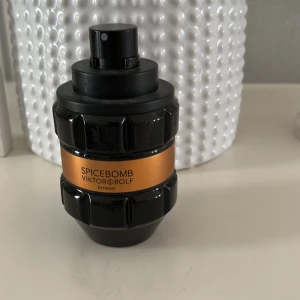 Spicebomb Extreme från Viktor & Rolf - Säljer en flaska Spicebomb Extreme från Viktor & Rolf. Flaskan har en unik design som liknar en granat, med en svart och orange färgkombination. Perfekt för den som vill ha en intensiv och kryddig doftupplevelse. En populär doft för den självsäkra mannen.