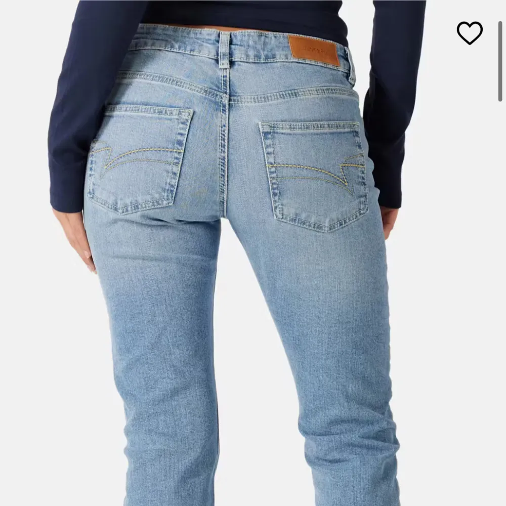 Säljer dessa jeansen från junkyard i storlek s, använda ett fåtal gånger💞kom privat för fler bilder!. Farkut & Housut.