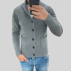 Cardigan  - Säljer denna sjukt snygga cardigan perfekt till ett par goa jeans inför våren. Vid frågor och funderingar skriv gärna💬🙌 Pris kan diskuteras vid snabb affär! 