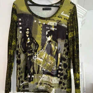 Mönstrad långärmad tröja från bpc selection - Säljer en unik långärmad tröja från bpc selection med ett coolt grafiskt mönster i grönt och svart. Tröjan har en rund halsringning och är perfekt för dig som vill sticka ut med en trendig stil. Passar bra till både jeans och kjol. Hör av dig vid intresse!