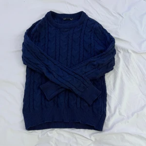 Mörkblå stickad tröja - En mörkblå stickad tröja skick 9/10 perfekt för lite kyligare dagar (NO BRAND) nypris 250 mitt pris 100 strl S
