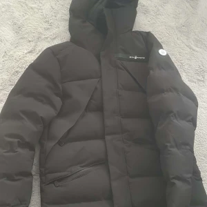 Svart jacka Sail Racing Dam - Svart sail racing Dam jacka som är helt ny 