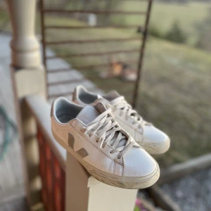 Vejas sneaker - Strl 43 i vanligt slitag inget större. Passar även för 42.