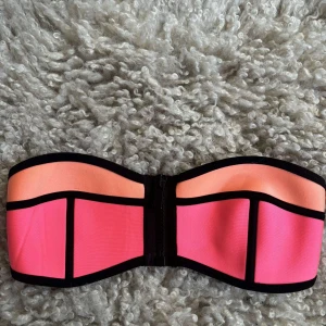 Bikini Triangl  - Intressekoll på min triangl bikini i storlek M som är för stor för mig. Matchande underdel medföljer dock är den i storlek L. Den är i mycket fint skick🥰