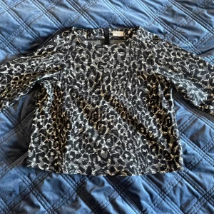 Leopardmönstrad topp från Marella - Snygg leopardmönstrad topp från Marella med trekvartsärm. Perfekt för att ge din outfit en trendig touch. Toppen har en normal passform och är tillverkad i ett bekvämt material.💕💕