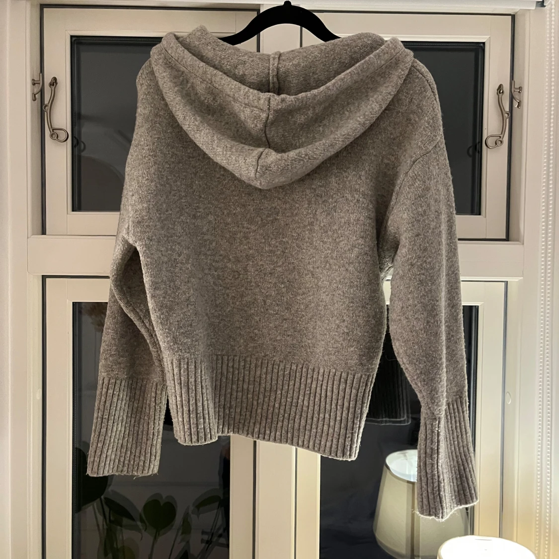 Grå stickad hoodie - 3