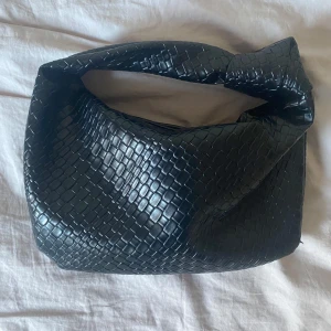 Svart väska med dubbelknut  - Använd 2 gånger, i Mycket bra skick ! Inga skador eller skavanker. Ny pris på hemsidan 177kr 