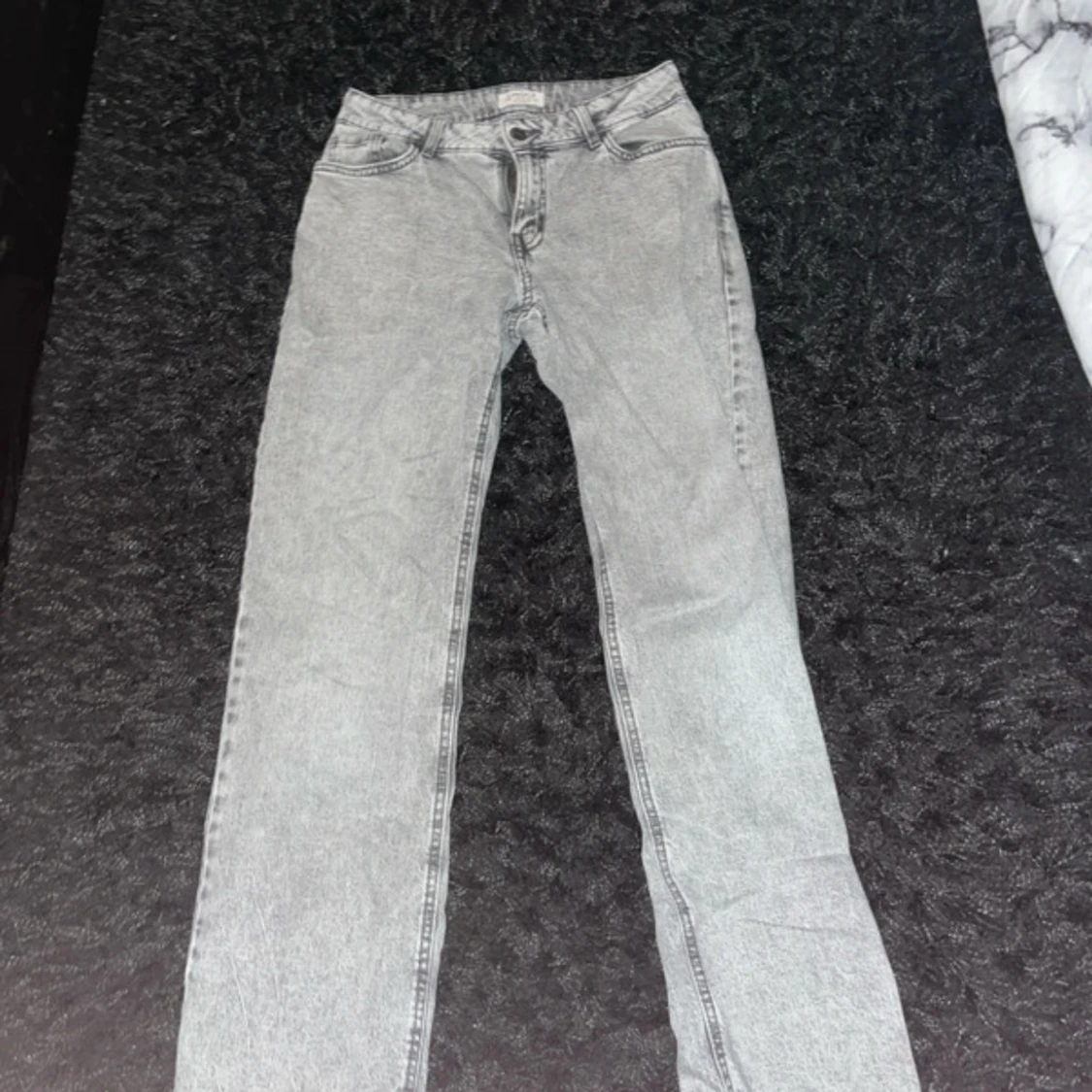 Grå jeansbyxor