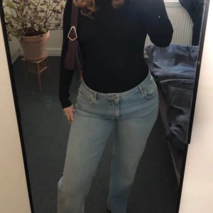 Low straight - Low straight jeans från bikbok, använda få gånger! Waist 28 längd 32