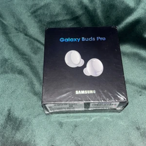 Hörlurar galaxy buds PRO  - Helt nya galaxy från Dubai i plomberad kartong  nypris 1699-:  silver