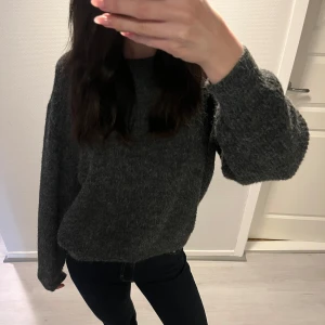Mörkgrå stickad tröja - Säljer en mysig mörkgrå stickad tröja. Som är storlek M men passar även som S💕