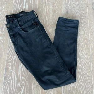 Marinblå jeans från Replay - Marinblå jeans från replay. Ny skick 