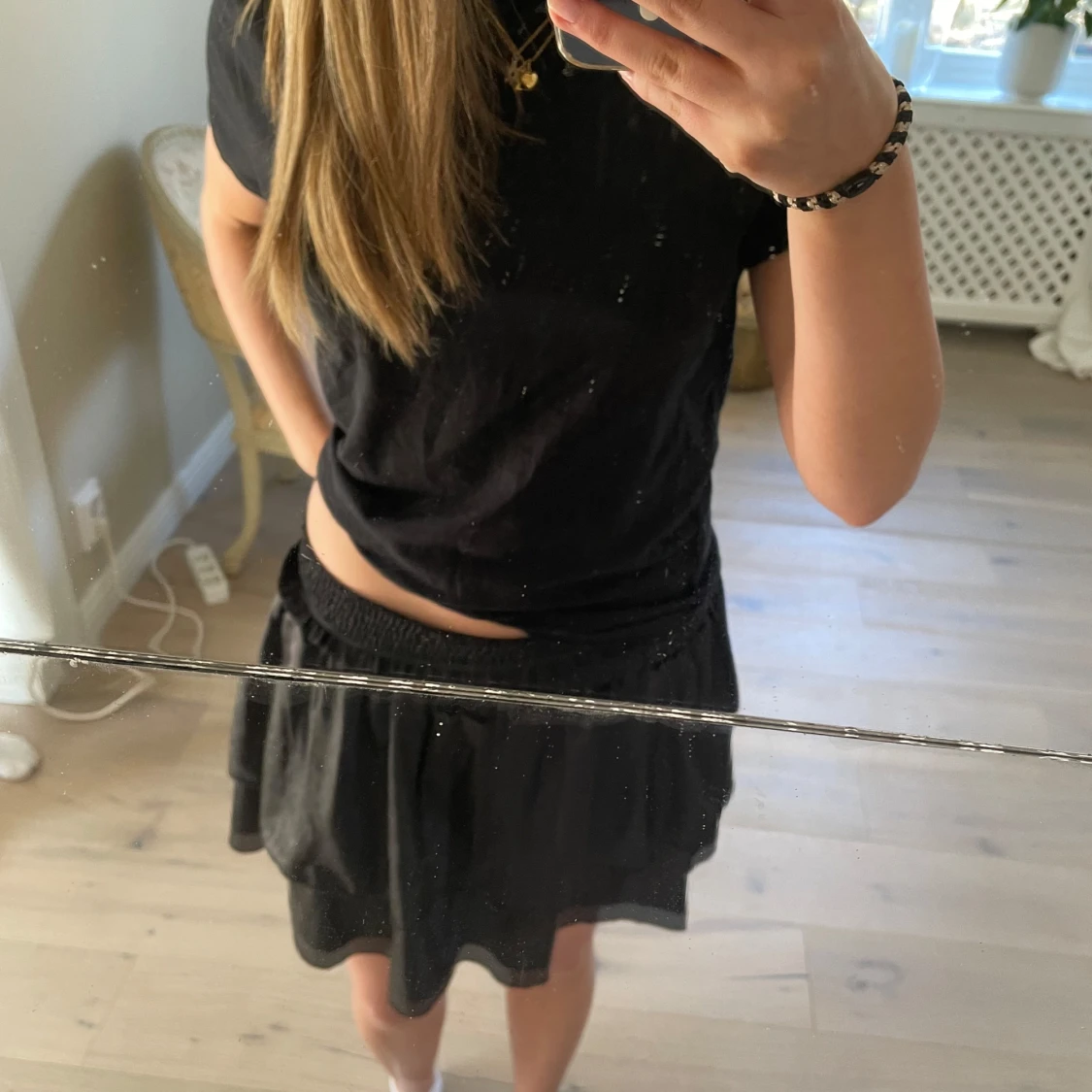 Svart kortkjol med volang - 2