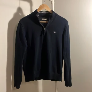 Gant quarter zip - Mörk marinblå quarter zip från Gant. Storlek 158-164. Rätt fint skick ca 7,5/10