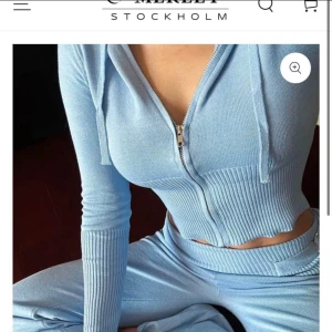 Blått stickat snyggt set - jätte skönt sett som är köpt i storlek M men passar mer som en XS. Använd fåtal gånger så fint skick. Tjock i tyget och inte genomskinligt 