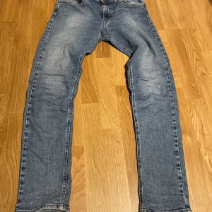 Replay jeans i storlek 158 - Säljer dessa replay Wallys som är en slim model som är riktigt populärt just nu. Jeansen passar perfekt nu till våren . Skriv för fler bilder och frågor (priset är ej hugget i sten)