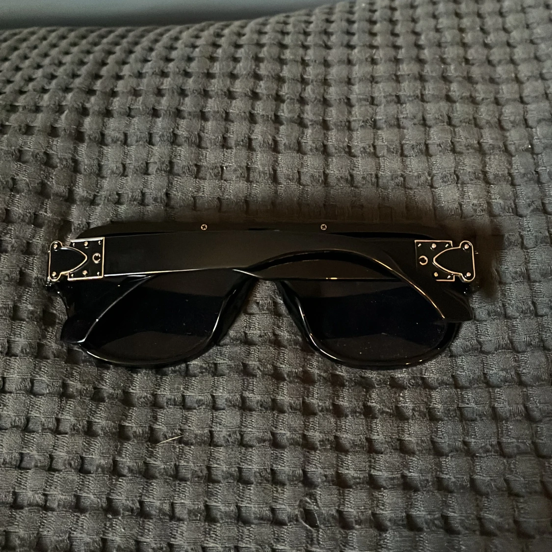 Svarta solglasögon med gulddetaljer - 2