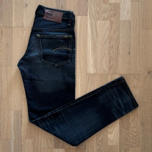 G-star jeans  - Säljer ett fint par g-star jeans i utmärkt skick utan några slags defekter. Jeansen är i storleken  w28 l32 och är i en blå färg. De har fina slitningar. Har du några som helst frågor så är det bara att hojta till!