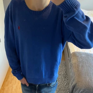 Polo Ralph Lauren Stickad Tröja - Polo Ralph Lauren Stickad Tröja | Storlek: L, passar dig mellan 180-190 cm | Skick: 8/10, använd men finns inga större defekter | Bara att skriva vid funderingar✍️
