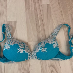 Intimissmi BH - Säljer den populära intimissmi bhn, i turkos/blå. Den är knappt använd, säljer då den är lite för stor.Det har perfekta band som går att justera vilket gör att den förmodligen skulle passa en storlek större/mindre. Den har ett litet hål/hack,som går att se på bilderna men inget som är stort eller syns när man har den på sig.Som dessutom går att sy ihop. Tror att storleken är 75B hör av er vid mått