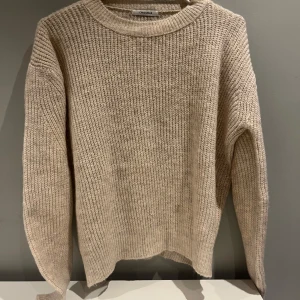 Beige stickad tröja från Chiquelle - Säljer en mysig beige stickad tröja från Chiquelle. Tröjan har en rund halsringning och långa ärmar. Den har en enkel och stilren design som passar till det mesta, tröjan är i gott skick då det används någon enstaka gång!💕