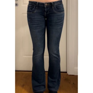Blå bootcut jeans från LTB - Säljer dessa superfina lowwaist bootcut jeansen från LTB i modellen valerie!!🙏🏼💕Storlek W25 L34. Dock köpta på Vinted och det ser ut som att förra ägaren sytt upp de. Innerbenslängd 79 och Midjemått 70💕 (hon på bilden är 165)
