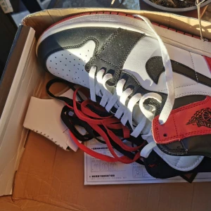 Jordan 1 Black Toe - Jordan 1. 3 par snören, föda, vita, svarta. Replicas. 
