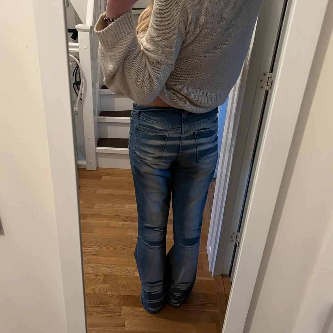 Utsvängda jenans med blekning - 1