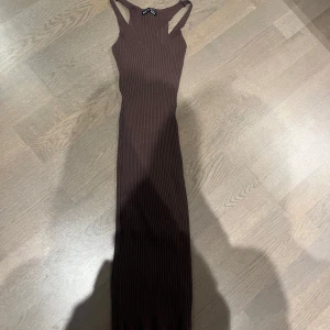 Brun ribbad klänning från Shein - Säljer en brun ribbad klänning från Shein. Klänningen är ärmlös och har en tight passform som framhäver figuren. Perfekt för en stilren look.