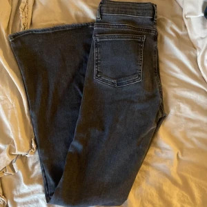 Bikbok jeans💕 - Säljer 2 par jeans ifrån bikbok för 150kr styck  men går att diskuteras🩷dom som ja har tagit bild på är lite” urtvättade” i färgen medans dom andra är sprillans nya och aldrig använda ( prislappen sitter dock inte kvar) be om mer bilder vid intresse eller om du skulle vara intresserad utav dom nya💕💕 säljer pga för korta( jag är 172)  längd på byxor är 31 storlek xs❤️