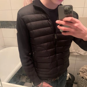 Moncler cardigan - Jag säljer min skit snygga Moncler cardigan som är i ett jättefint skick! Tyvärr har jag inget kvitto. Den ska vara marinblå men den är snarare svart i färgen. NFC tagg och qr scan fungerar utmärkt! 🤩