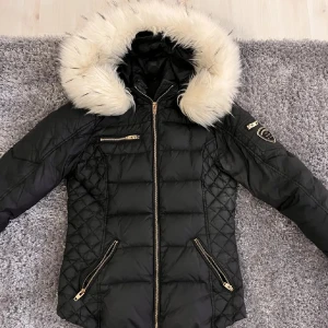 Rock and blue jacka - Rock and blue jacka i storlek 36🤍 Bra skick förutom ett litet hål i ryggen (bild 3). Fusk päls