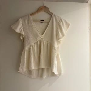 Topp - Gullig volang topp från Gina! Knappt använd! Storlek S 