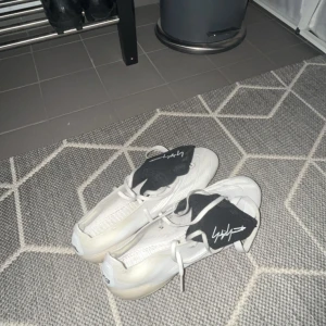 Adidas predator X Y3 - Skick 9,5/10✅ Inga skador, använda 4 träningar. Säljer pga att de inte passade min fot. Obs: ändast skorna medföljer därav priset. Vid frågor är det bara att höra av sig😊 mvh LÉ 