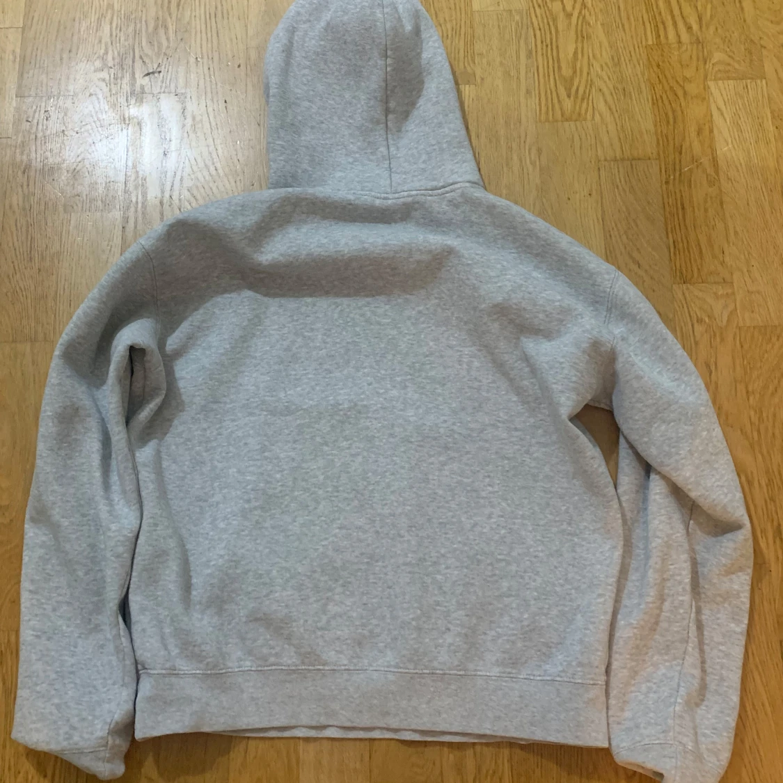 Grå hoodie med glittrig text - 2