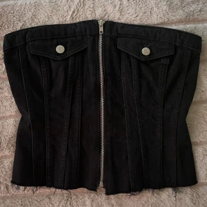 Svart jeanstopp - En jättefin jeanstopp från Zara i mycket bra kvalitet. Superfin nu till sommaren🥰