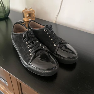Lanvin captoe svart - Säljer ett par snygga skor från lanvin i skick 7/10. Två stycken dustbags, original lådan och ett kvitto från care of Carl medföljer😁bara att skriva om ni har några funderingar!
