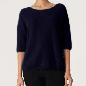 Trekvartsärmad stickad tröja - Marinblå trekvartsärmad stickad tröja från Soaked in Luxury.💙