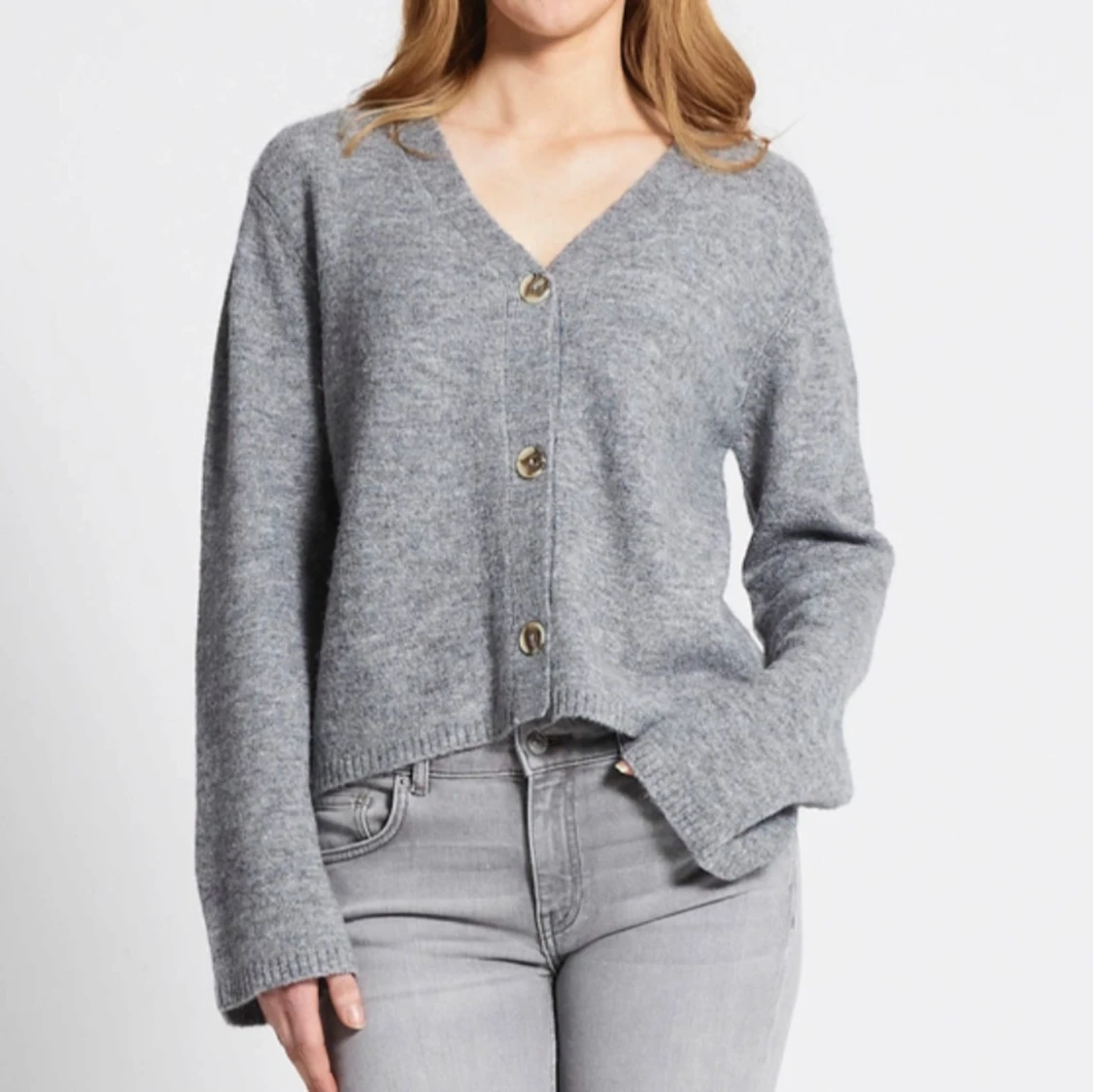 Grå kofta med knappar