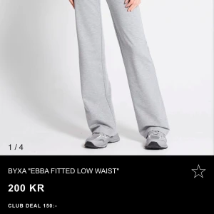 Grå byxa 'Ebba Fitted Low Waist' från Lager 157. Super bekväma! - Snygga grå byxor med låg midja och en figurnära passform. Perfekta för en avslappnad stil med en modern touch. Kombinera med sneakers för en komplett look.