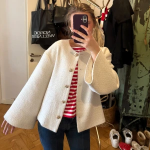 Vit jacka  från NA-KD - Vit söt jacka från NAKD☺️🌸☺️🌸 perfekt till vår och sommar