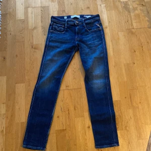 Blå jeans från Replay - Snygga blå jeans från Replay i modellen Anbass. Storlek 29 Pris 400kr