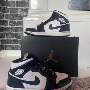 Nike Air Jordan 1 mid White Metallic Gold Obsidian  - Stl 42     Få slitage    Nypris runt 2500 