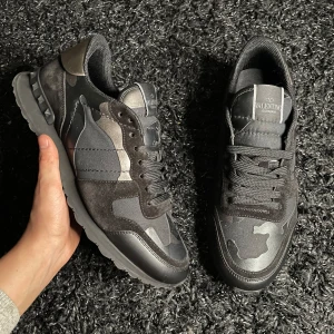 Valentino Rockrunner  - Säljer nu ett par sjuka snygga Rockrunnere! Skicket är fint. Priset är inte hugget i sten vid snabb affär☺️ Inget tillbehör medföljer. Hör gärna av er om ni har fler frågor!