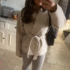 Vero Moda kort kappa - Jättefin beige kappa med knytband från vero Moda. Köpt för 800💕