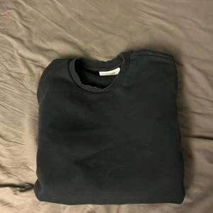 Only & sons sweater - Säljer denna tröja från only & sons, storlek M, skicket är väldigt bra, inga fläckar eller hål eller något. hör av dig om du har några frågor.