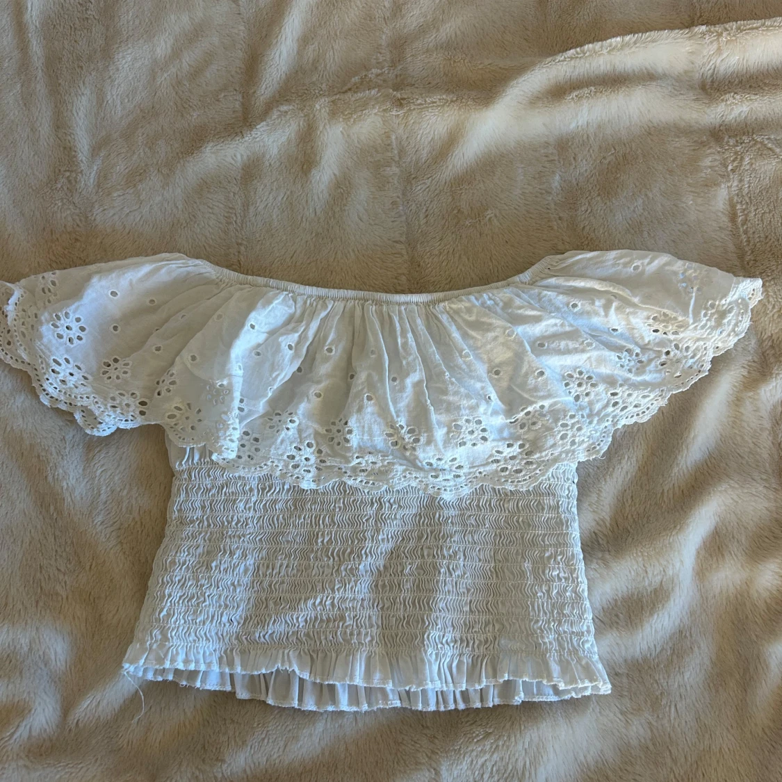 Vit offshoulder blus med spetsdetaljer