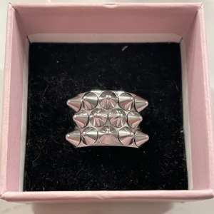 Edblad ring - Silvrig Edblad ring i storlek 17,5 (M). Säljer då den ej används längre, priset kan diskuteras 